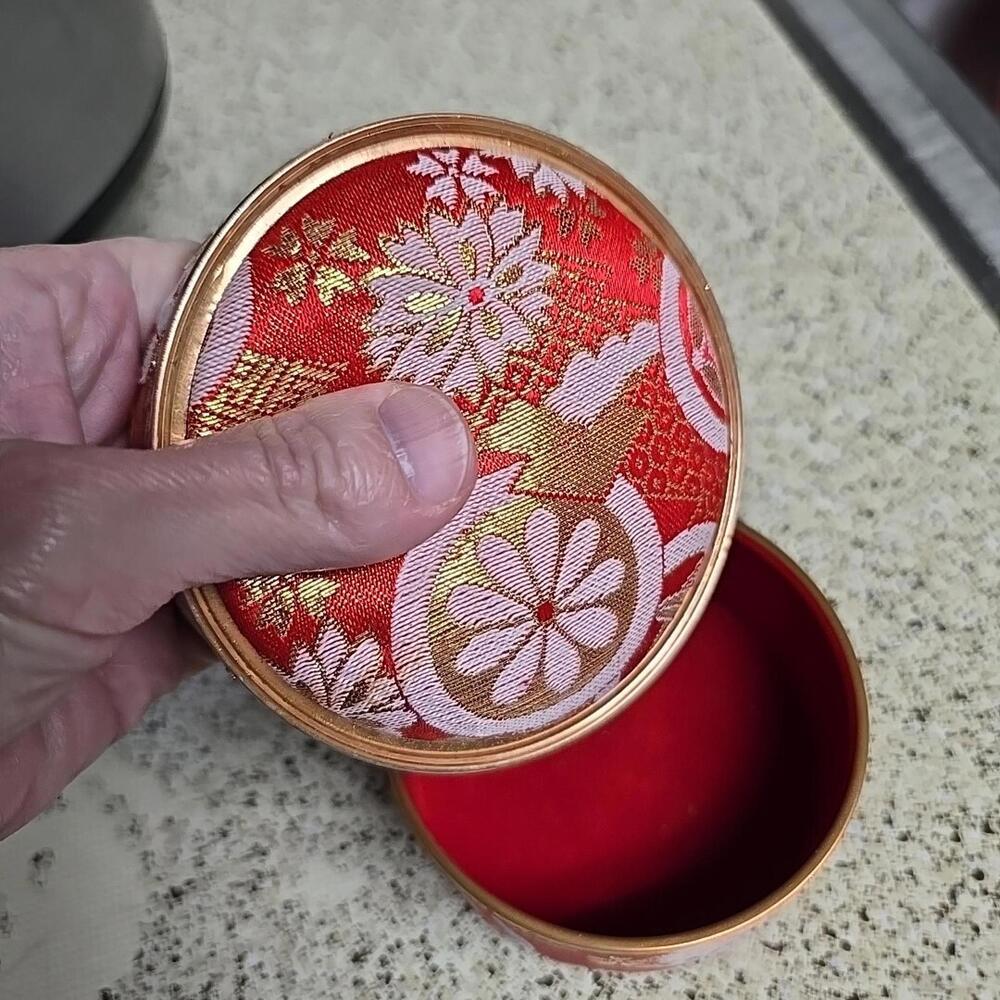 Japanese Kimono Fabric Trinket Box Vtg Round Padded Lid Komono Ire Red 4"×2" - Picture 9 of 15